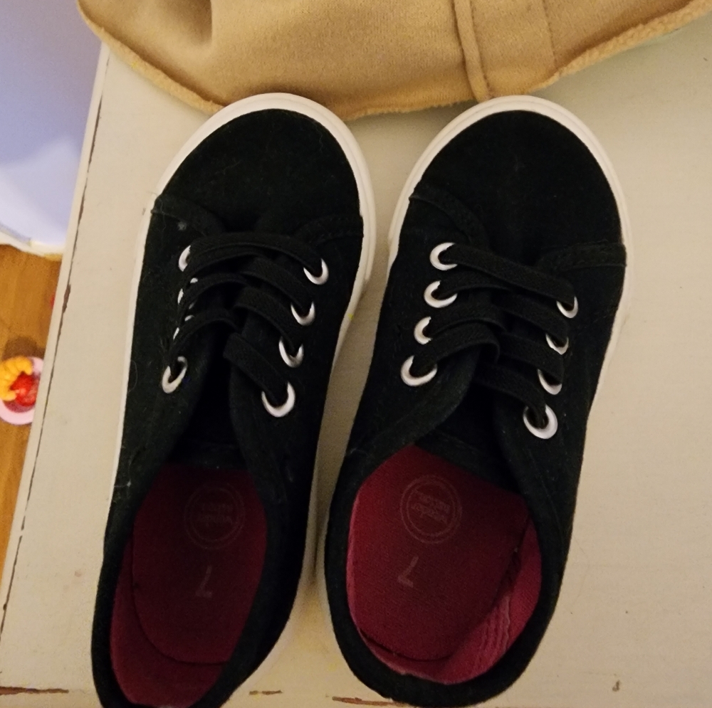 Toddler tennis shoes
